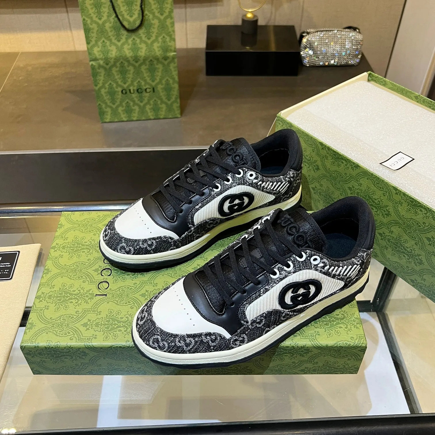 👟👟Ex-factory price 520👟👟 Top version, full styling effect, instant sales of the common practice of soft treading in the market, 💣💣💣Gucci2023 early spring Gucci G home latest hot style MAC80 sports shoes couple style casual retro distressed dirty shoes small dirty shoes small white shoes🌸🌸🌸 original purchase and development Production Gucci MAC80 new hot-selling series. The exquisite and compact interlocking double G logo romantically interprets the aesthetic concept of this series. Made of off-white leather, ▪️Material: original customized imported first-layer cowhide ▪️Inner lining: original customized imported breathable mesh ▪️Outsole: original molded two-color TPU outsole ▪️Sole thickness: 3CM ▪️Size: women's 35-40 / men's 39-45